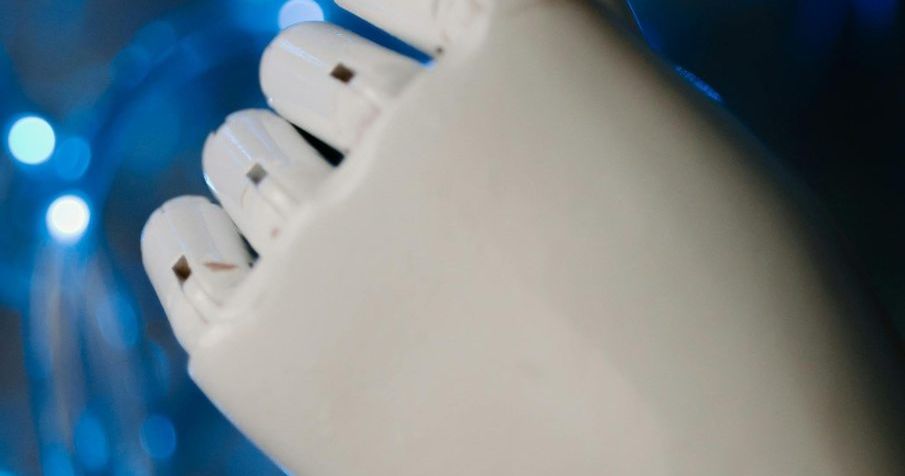 Lenovo AI Revenue Surges While Microsoft and Anthropic Hold Chip Talks